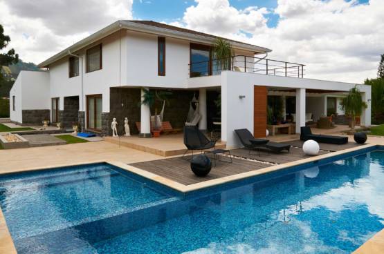 Best Summer Deals on Homes with Swimming Pools